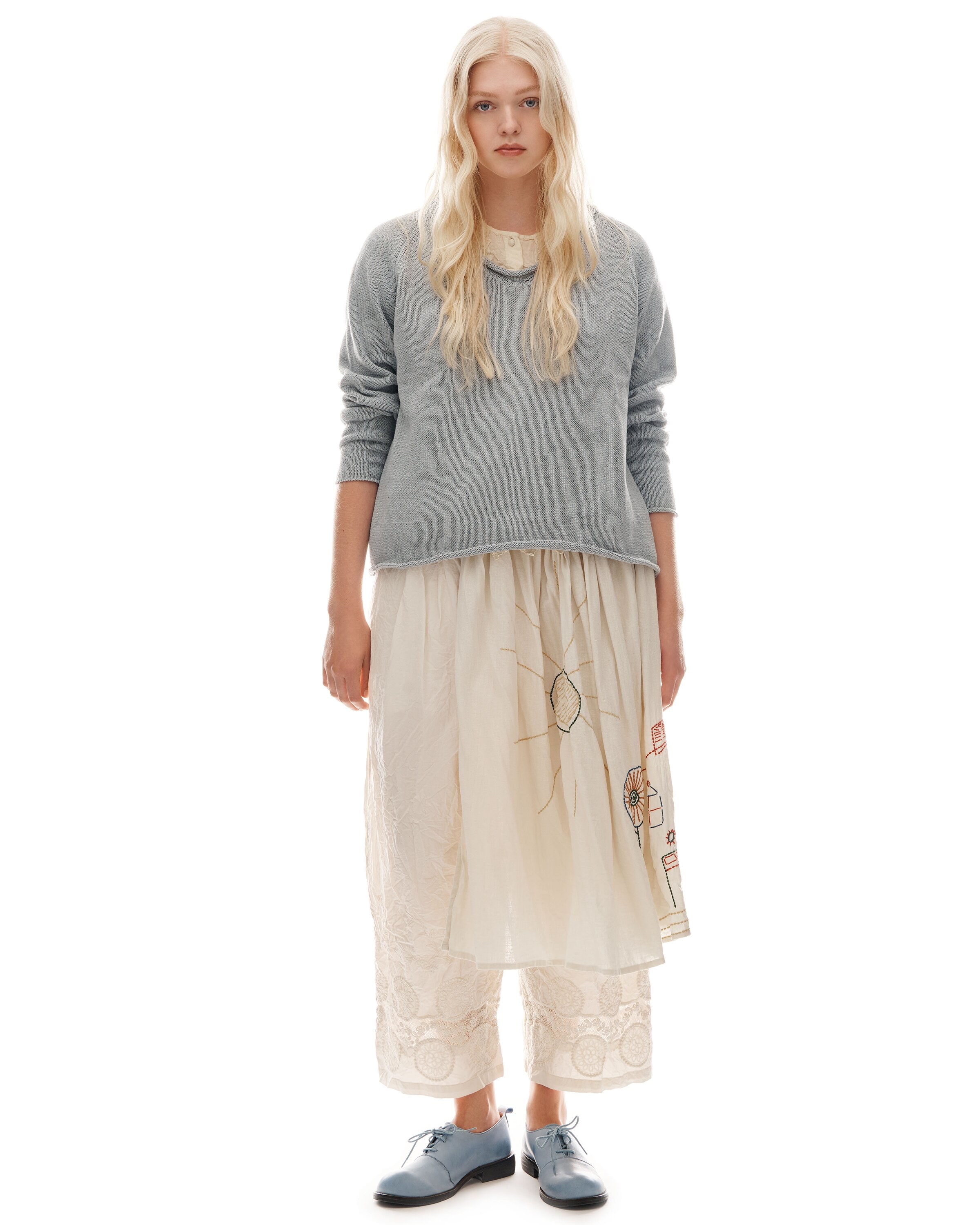 https://www.ewaiwalla.se/pub_docs/files/Ewa-i-Walla---Gun-blouse-Amina-trousers-Moa-apron-Evy-knit.png