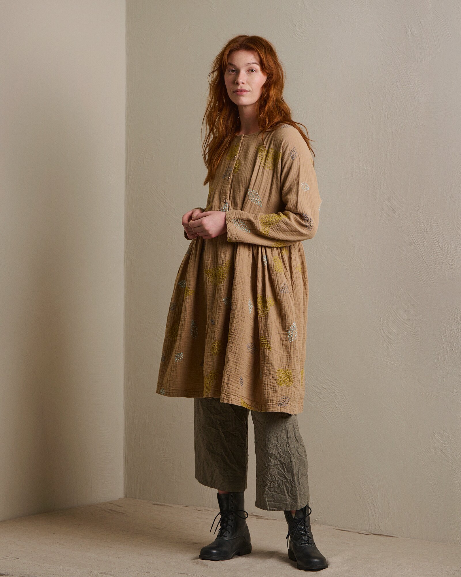 https://www.ewaiwalla.se/pub_docs/files/Ewa-i-Walla---Kamill-tunic-Henny-trousers.png