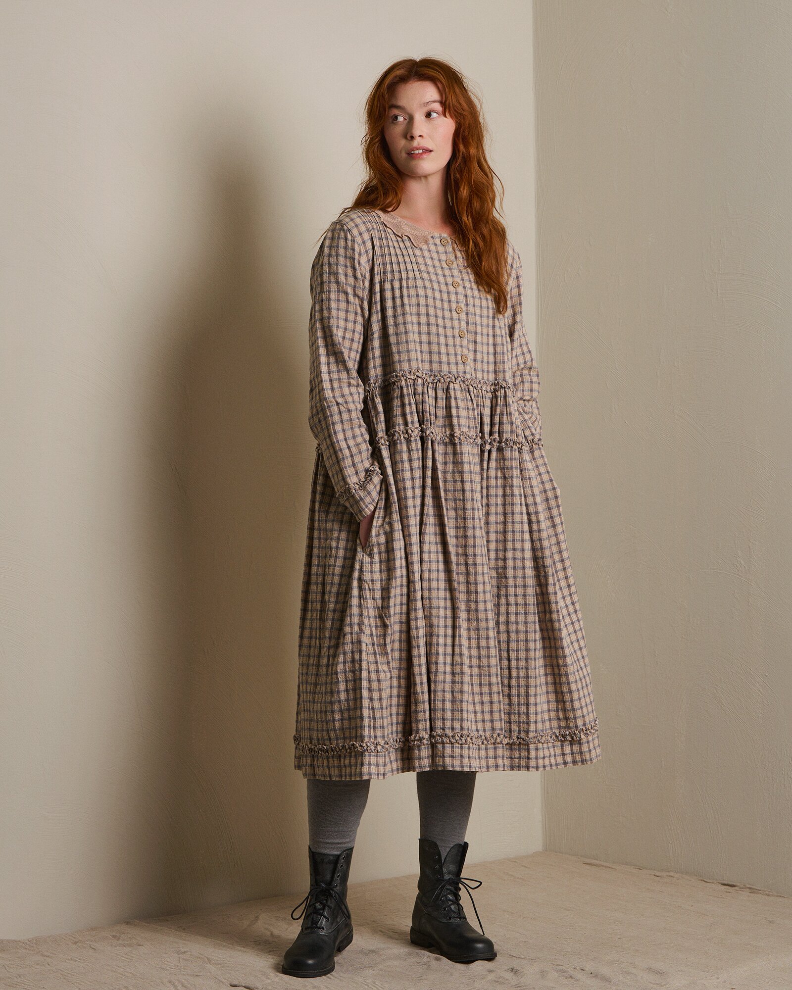 https://www.ewaiwalla.se/pub_docs/files/Ewa-i-Walla---Malena-dress-Erna-socks.png