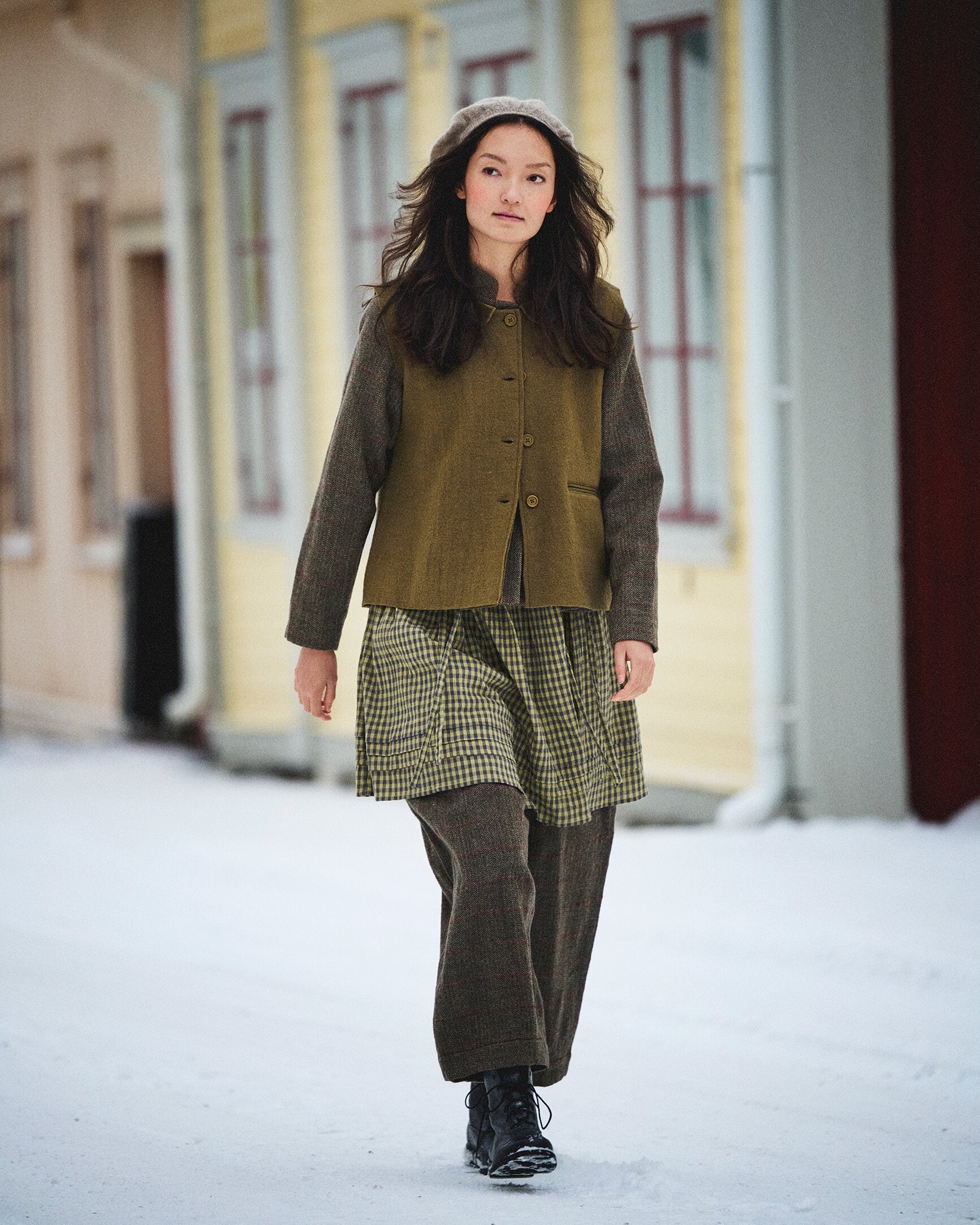 https://www.ewaiwalla.se/pub_docs/files/Ewa-i-Walla---Tilly-jacket-Tess-tunic-Botvi-trousers-Sissela-vest-2.png