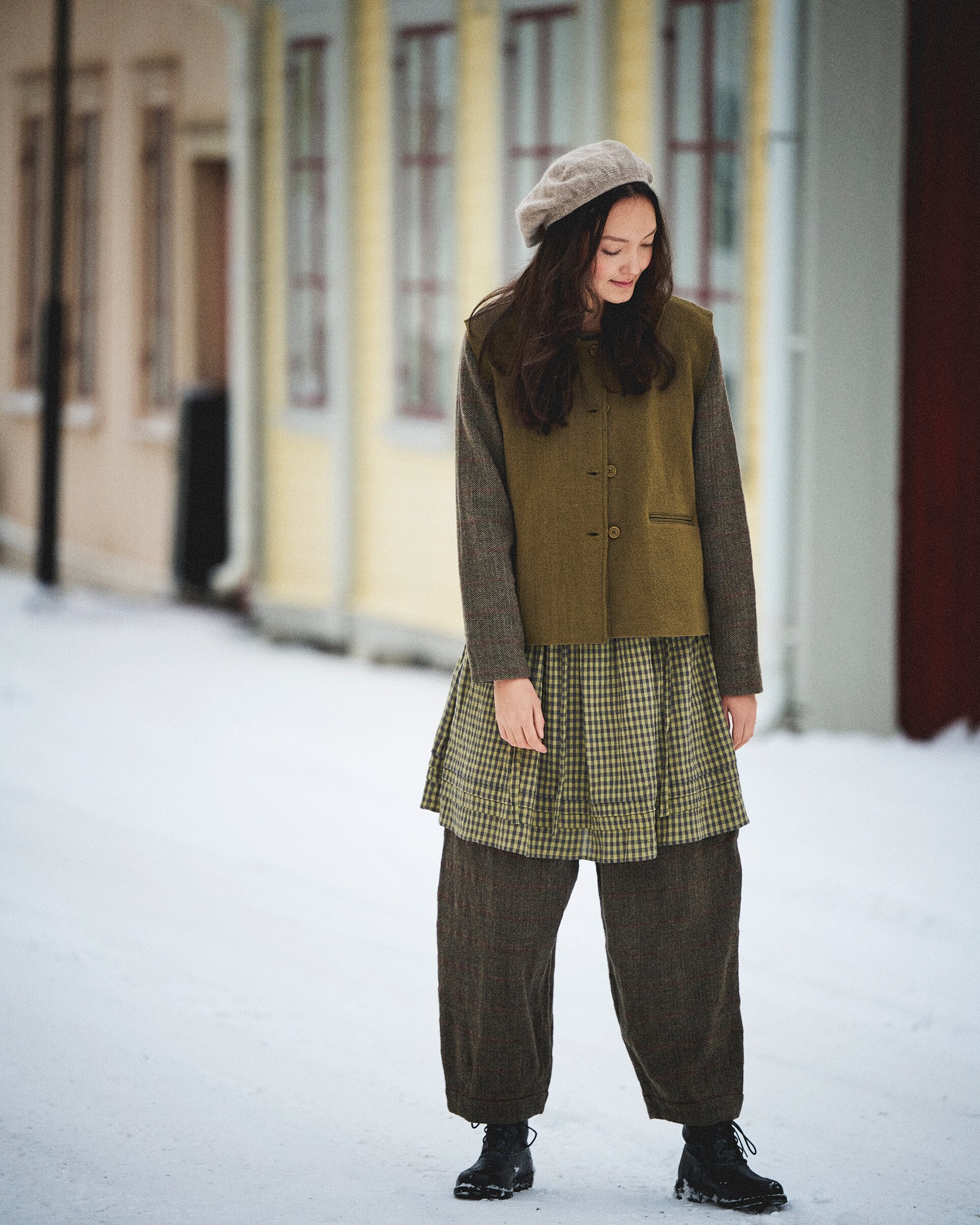 https://www.ewaiwalla.se/pub_docs/files/Ewa-i-Walla---Tilly-jacket-Tess-tunic-Botvi-trousers-Sissela-vest-3.png